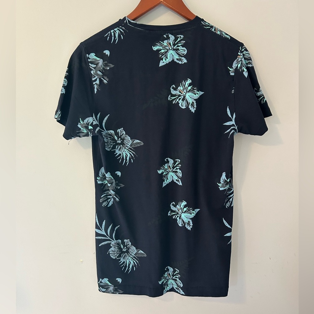 5/$20🎉 French Connection Men’s Tropical Floral Short Sleeve Tee Shirt Large - Picture 2 of 5
